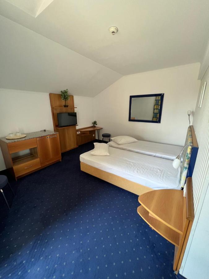 Hotel Doi Taurasi Afumati Luaran gambar