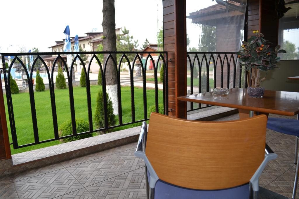 Hotel Doi Taurasi Afumati Luaran gambar